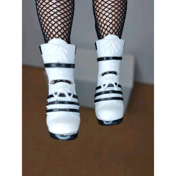 LOL Surprise OMG Remix Yellow Hair Rock Fame Queen Doll Play READ DESCRIPTION - Picture 9 of 11